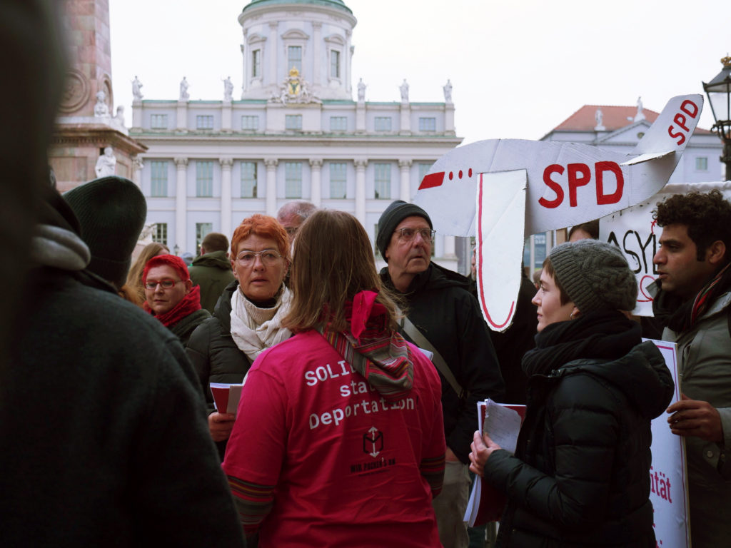 Wir packens's an Petitionsübergabe "Nein zum Abschiebezentrum am Flughafen Berlin Brandenburg (BER)"