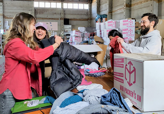 Spenden sortieren und packen in Biesenthal, Wir packen's an e.v. – Nothilfe für Geflüchtete